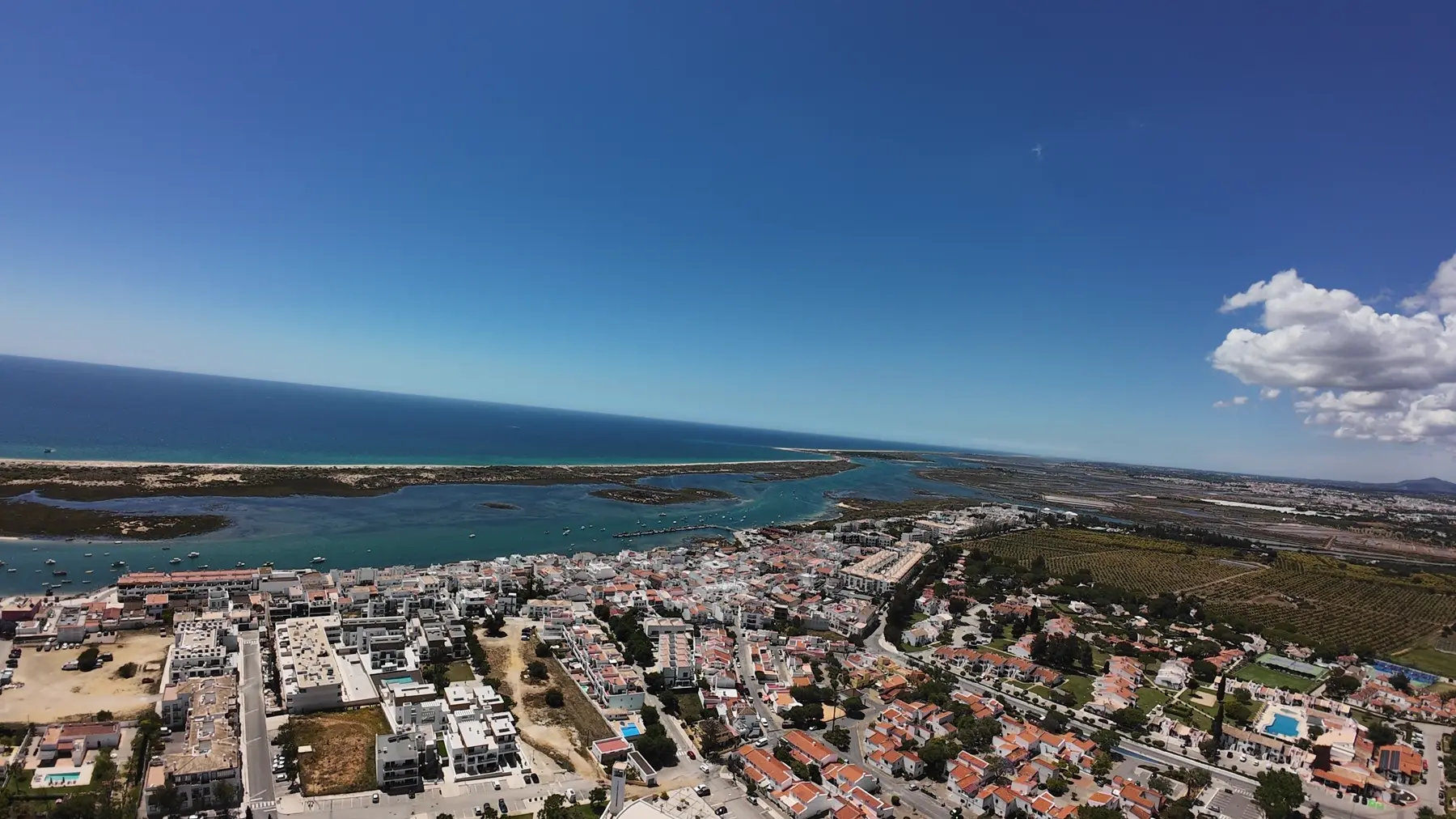 Vista aérea sobre Cabanas e a Ria Formosa