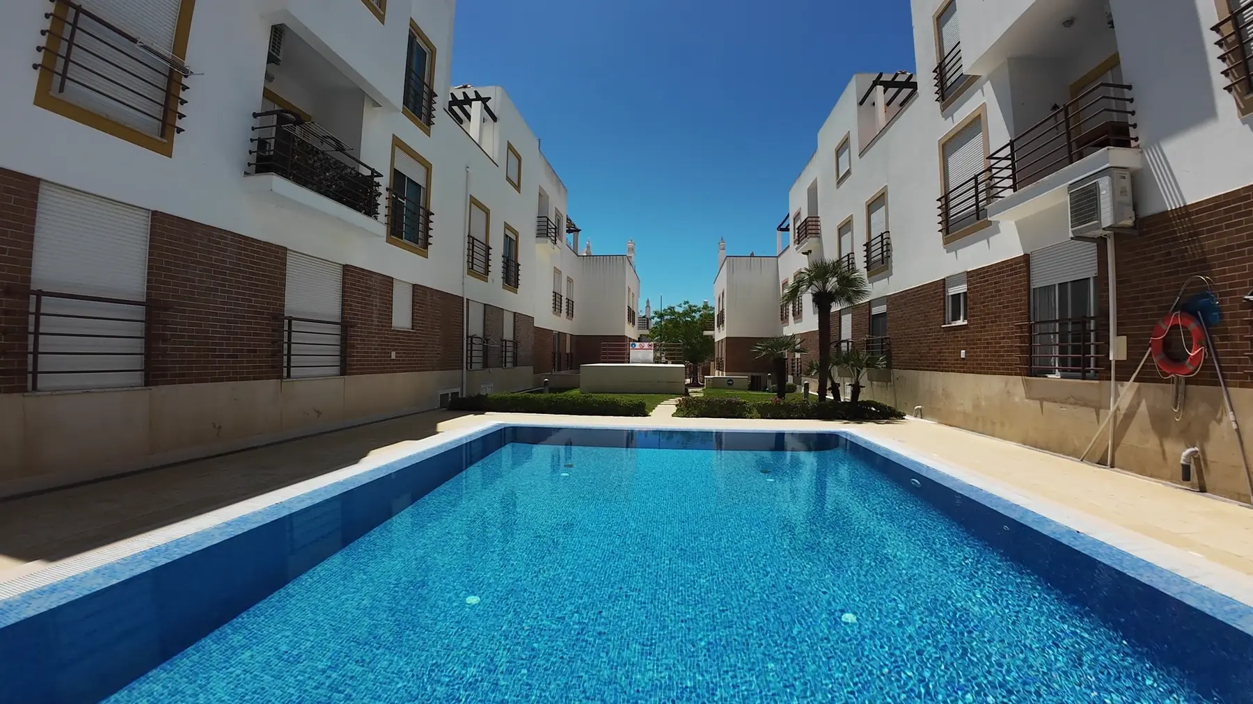 Piscina exterior do condomínio