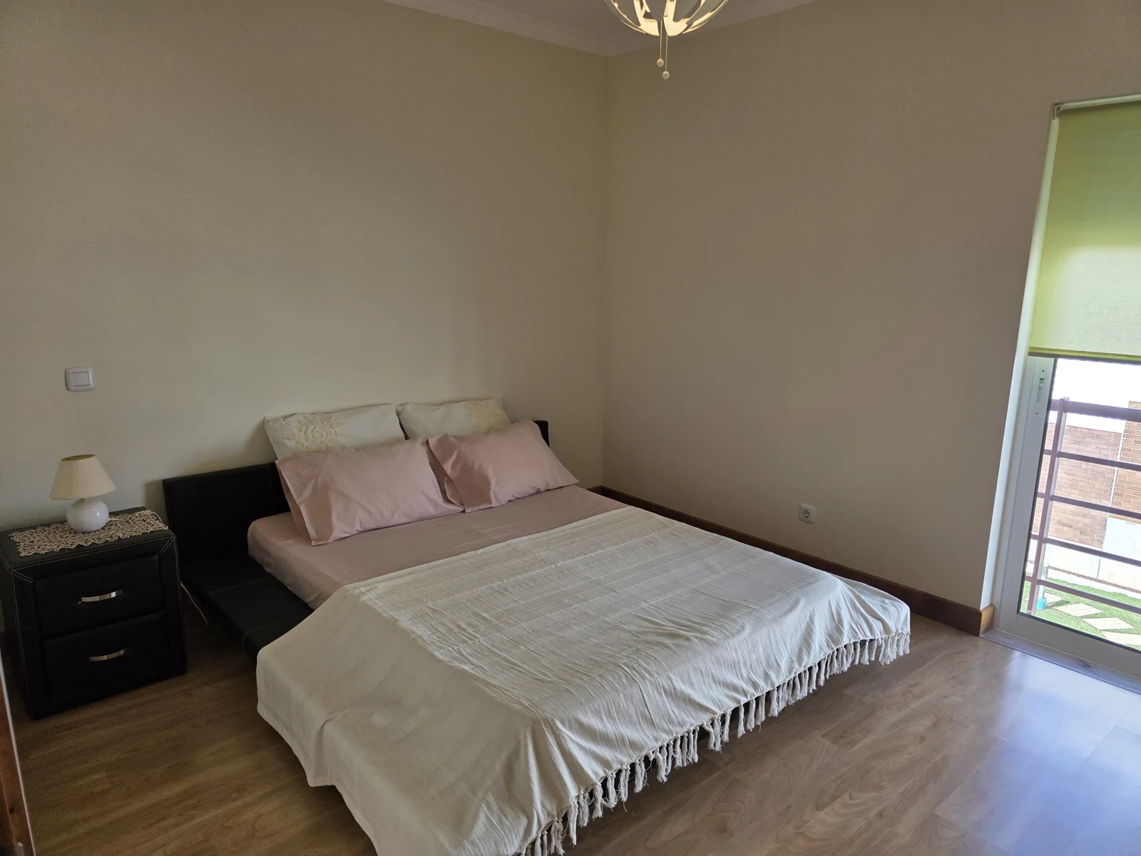 Quarto com varanda e luz natural