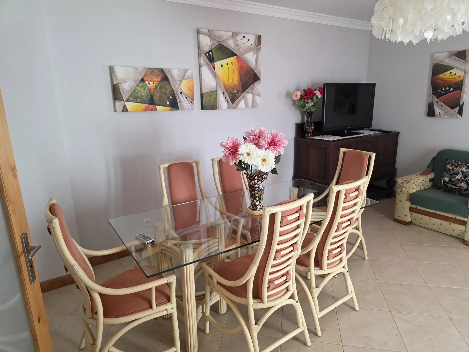 Sala ampla com zona de refeições